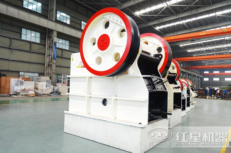 PE900*1200鄂式碎石机产量大概多少？能破碎水泥块吗？
